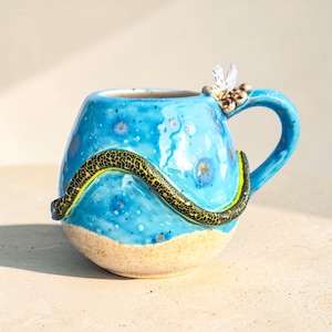 Schlangen-Tasse mit Kristallgriff | Handgeformte Keramik mit Goldglanz