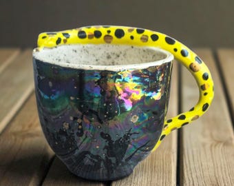 Tazza a forma di serpente / Tazza in ceramica nera scolpita a mano con riflessi arcobaleno