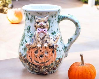 手作りのハロウィン猫とカボチャのマグカップ｜ゴールドのアクセントが効いたセラミック製コーヒーカップ