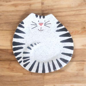 Handmade Speckled Ceramic Cat Plate – 8&quot; Food-Safe Decorative Dish, Trinket Holder & Kitchen Gift, Black-Striped Kitty Dinnerware
