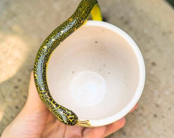 Tazza con manico a serpente / Ceramica verde scolpita a mano con riflessi dorati