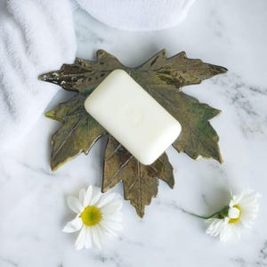 Handgemaakte groene keramische bladzeepschaal met afvoergaten – sponshouder – op de natuur geïnspireerd badkamer- en keukendecor – cadeau voor vrouwen