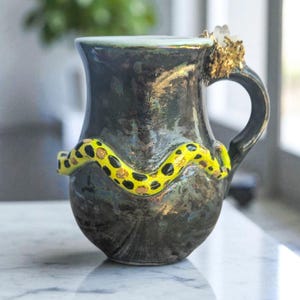 Caneca Cobra | Caneca de cerâmica preta feita à mão com brilho dourado e cristal de quartzo