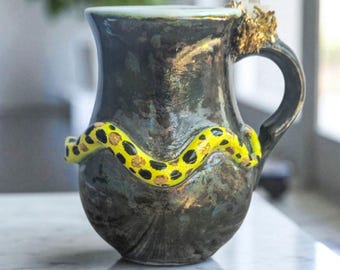 Tazza a forma di serpente / Tazza in ceramica nera fatta a mano con riflessi dorati e cristallo di quarzo