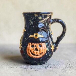 Caneca de Abóbora com Chapéu de Bruxa | Caneca de Cerâmica Esculpida à Mão com Detalhes em Ouro 24K