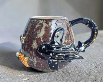 Caneca com Alça de Tubarão | Caneca de Cerâmica Esculpida à Mão com Brilho em Ouro 24K