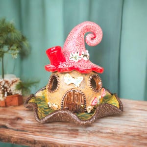 Fairy House Kerzenhalter & Weihrauchbrenner, handgemachtes Keramikdekor mit Gold Detail für Meditation, Cone Weihrauch oder Teelicht, wunderliches Geschenk