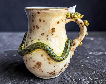 Tazza a forma di serpente / Tazza in ceramica scolpita a mano con riflessi dorati e dettagli in cristallo