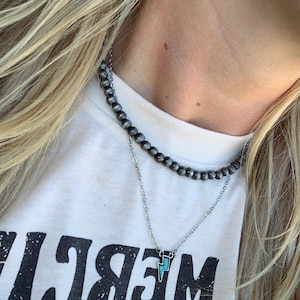 Gargantilla occidental de perlas sintéticas navajo