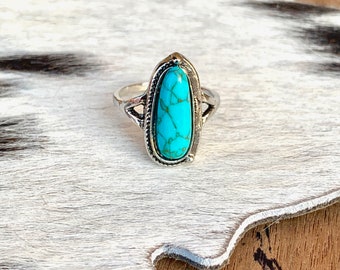 Anillo con piedra turquesa sintética estilo occidental