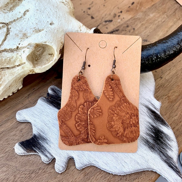 Aretes occidentales con etiqueta de oreja de vaca de cuero marrón de imitación floral