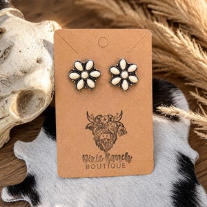 Pendientes de botón estilo western con diseño floral en color crema y piedras, joyería del suroeste.