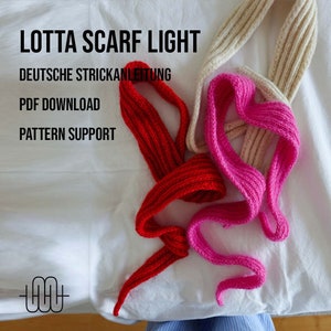 Puede incluir: Tres bufandas de punto en colores rojo, rosa y blanco crema. Las bufandas están dispuestas sobre una superficie blanca. El texto "LOTTA SCARF LIGHT" está en la parte superior de la imagen. El texto "DEUTSCHE STRICKANLEITUNG" está debajo del título. El texto "PDF DOWNLOAD" está debajo de la primera línea de texto. El texto "PATTERN SUPPORT" está debajo de la segunda línea de texto.