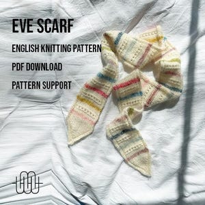 Könnte beinhalten: Ein weißer gestrickter Schal mit bunten Streifen. Der Schal ist gefaltet und auf einer weißen Oberfläche gelegt. Der Text "EVE SCARF" ist oben im Bild in Schwarz geschrieben. Unter dem Namen des Schals steht der Text "ENGLISH KNITTING PATTERN", "PDF DOWNLOAD" und "PATTERN SUPPORT" in Schwarz.