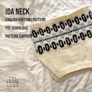 Könnte beinhalten: Ein weißer gestrickter Halsschmuck mit einem geometrischen Muster in Schwarz und Blau. Der Text "IDA NECK" befindet sich oben im Bild. Der Text "ENGLISH KNITTING PATTERN" befindet sich unter der ersten Textzeile. Der Text "PDF DOWNLOAD" befindet sich unter der zweiten Textzeile. Der Text "PATTERN SUPPORT" befindet sich unter der dritten Textzeile.