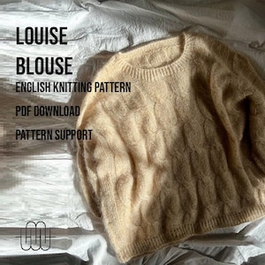 Könnte beinhalten: Ein beiger Strickpullover mit einem Zopfmuster. Der Pullover ist aus weichem, flauschigem Garn gefertigt. Der Text "LOUISE BLOUSE ENGLISH KNITTING PATTERN PDF DOWNLOAD PATTERN SUPPORT" ist auf weißem Hintergrund gedruckt.
