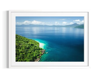 Île Fitzroy | Eaux bleu turquoise | Photographie aérienne par drone | Beaux-arts côtiers australiens | Décoration murale océan