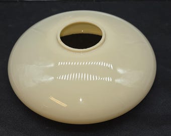 Puede incluir: Una pantalla de lámpara en forma de cúpula de color crema con una abertura circular en la parte superior. La pantalla tiene un acabado liso y brillante y está diseñada para difundir la luz. La pantalla es un diseño clásico, adecuado para varios estilos de decoración del hogar.