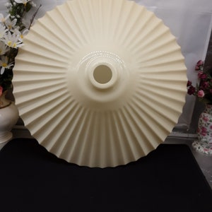 Vtg Mid Century Cream colored Ripple lamp shade. Excellent condition