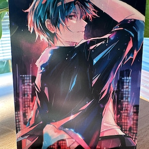 Pittura d'arte Mangaboy Mystery Din A6 Perlmutt Bishounen Anime Postkarte Exklusiv Rain Neon Festival