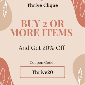 K&ouml;nnte beinhalten: Eine rosa und braune Grafik mit einer rosa Lotusblume und dem Text "Thrive Clique". Die Grafik enth&auml;lt auch den Text "KAUFE 2 ODER MEHR ARTIKEL UND ERHALTE 20% RABATT" und "Gutscheincode: Thrive20".
