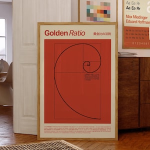 Może przedstawiać: Oprawiony plakat z napisem "Golden Ratio" i japońskim tekstem, przedstawiający spiralny wzór na czerwonym tle. Dodatkowe plakaty z paletami kolorów i typografią są widoczne w tle. Rama jest w jasnym kolorze drewna.