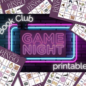 Può includere: Carte Bingo del Book Club viola con illustrazioni di libri, chiavi e pozioni. Un'insegna al neon recita "Game Night" con "printable" sotto. Lo sfondo è un muro di mattoni scuri.