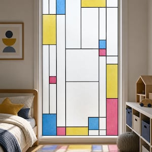 Può includere: Una pellicola rettangolare per finestre caratterizzata da un motivo a griglia di linee nere che crea varie sezioni rettangolari bianche, intervallate da blocchi solidi di colori giallo, blu e rosa, applicata su un pannello di vetro verticale.