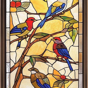 Puede incluir: Una ventana de vitrales que representa cuatro pájaros posados en las ramas de un árbol. Los pájaros son azules, rojos y amarillos con hojas marrones y verdes. El fondo es de color amarillo y naranja.