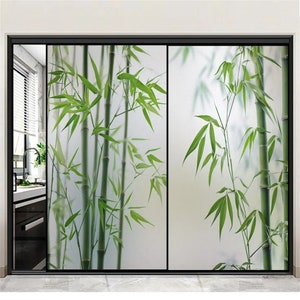 以下が含まれることがあります： 竹のデザインが施されたすりガラスの窓フィルム。フィルムは白い背景に緑色の竹の茎と葉が描かれています。