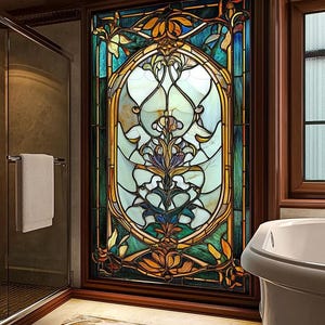 Könnte beinhalten: Ein Buntglasfenster mit einem floralen Design in Blautönen, Grün- und Goldtönen. Das Fenster ist in einem Holzrahmen eingefasst und von einer weißen gekachelten Wand umgeben.