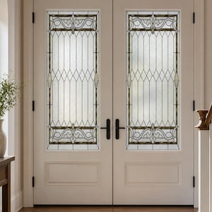 Può includere: Un set di doppie porte con finitura bianco sporco, caratterizzato da inserti in vetro rettangolari con motivi decorativi in vetro piombato. I pannelli in vetro includono intricati motivi a volute in alto e in basso con linee verticali.