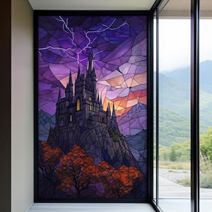 Puede incluir: Vidriera que representa un castillo gótico sobre una colina rocosa, bajo un cielo púrpura con relámpagos. El castillo es gris con ventanas iluminadas en amarillo. Hay árboles naranjas y rojos en primer plano. La ventana está enmarcada en negro.