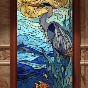 Op de afbeelding: Gebrandschilderd glaspaneel met een reiger in een moeraslandschap. Het kunstwerk gebruikt tinten blauw, goud en groen om de vogel, het water en de waterplanten weer te geven. Het paneel is omlijst in donkerbruin hout.