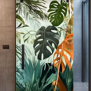 Può includere: Una porta scorrevole con una stampa di foglie tropicali. La porta presenta una varietà di foglie verdi e arancioni, tra cui foglie di palma, foglie di monstera e felci.