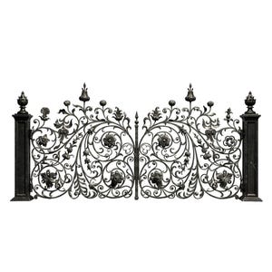 Puede incluir: Puerta de hierro forjado negro ornamentada con diseños florales y de volutas. La puerta presenta dos pilares con pináculos decorativos y un patrón simétrico de rosas y hojas, ideal para un jardín o entrada.