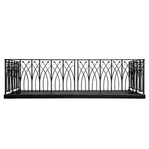 Puede incluir: Barandilla de balcón de metal negro con un diseño ornamentado. La barandilla presenta una serie de formas curvas en forma de arco, creando un patrón decorativo. La barandilla está montada sobre una base negra y el fondo es blanco.