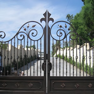 Classic Design Driveway Gate | Custom Metal Driveway Gate | Made in Canada– Model # 108E