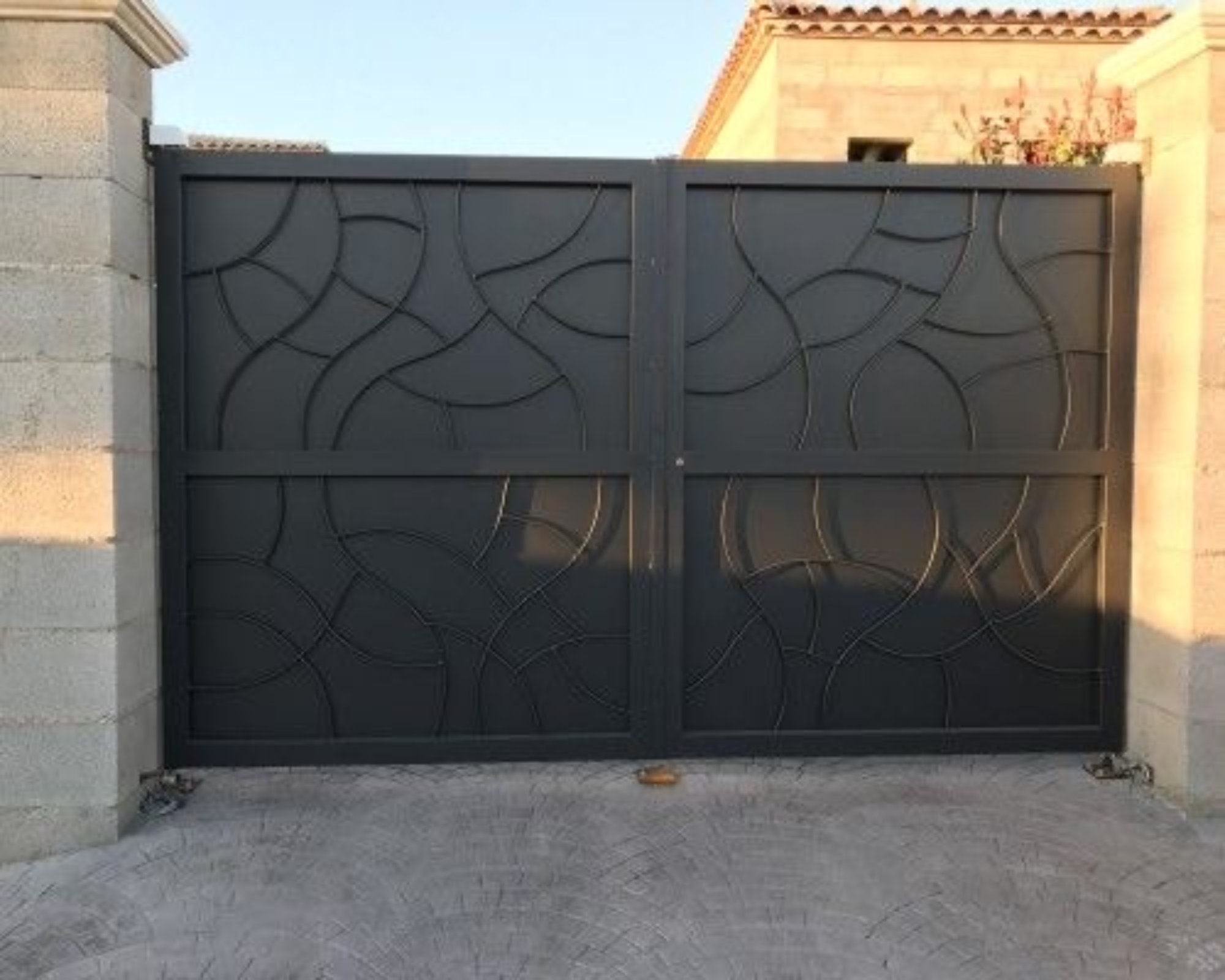 Modern Entry Gate Beautiful Abstract Design Heavy Duty Metal Gate Made