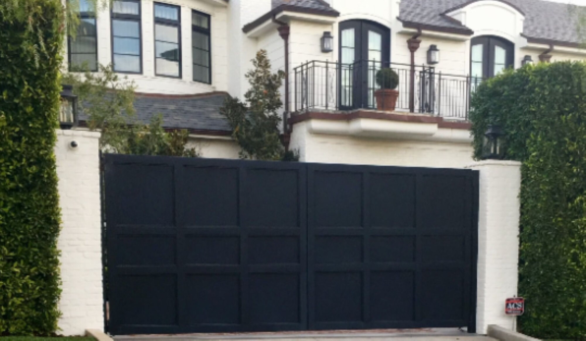 Black Solid Metal Driveway Gate Modern Design Heavy Duty Gate Made in