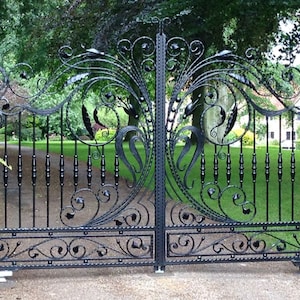 Royal Luxurious Victorian Style Steel Driveway Gate | Custom Fabricated Metal Entrance Gate | Made in Canada – Model # 865E
