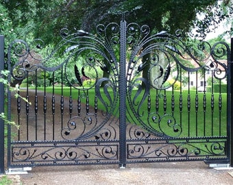 Royal Luxurious Victorian Style Steel Driveway Gate | Custom Fabricated Metal Entrance Gate | Made in Canada – Model # 865E