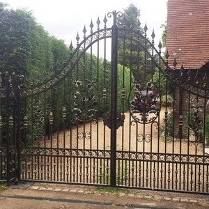 Somerton Wrought iron Gates – Dual Swing Driveway Gate | Classic Fence Design Entry Gate | Made in Canada – Model # 143E
