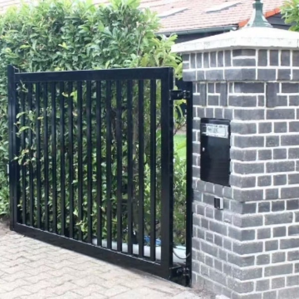 Modern Vertical Stripe Design Entry Gate |Fence Design Heavy Duty Metal Driveway Gate | Made in Canada – Model # 059E