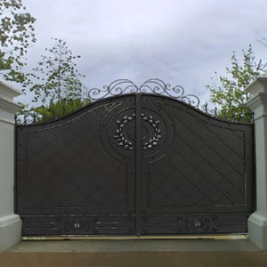 Artistic Steel Driveway Gate | Modern Gate Design | Made In Canada – Model # 717E
