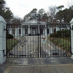 Modern Fabrication Driveway Gate| Custom Heavy Duty Metal Gate –Made in Canada, Model # 103E