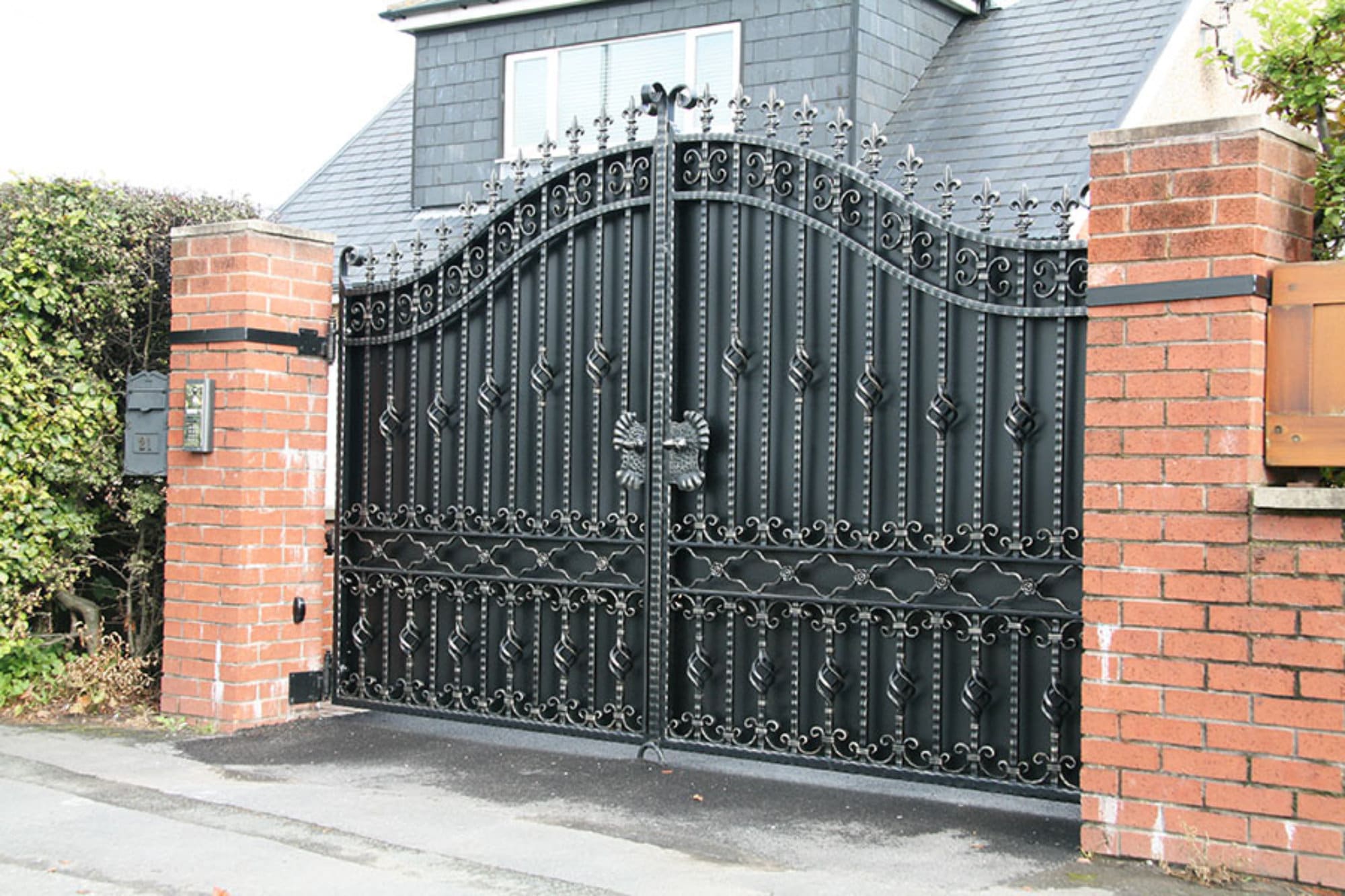 Hambledon Wrought iron gates – Dual Swing Driveway Gate | Classic Fence Design Entry Gate | Made in Canada – Model # 876E