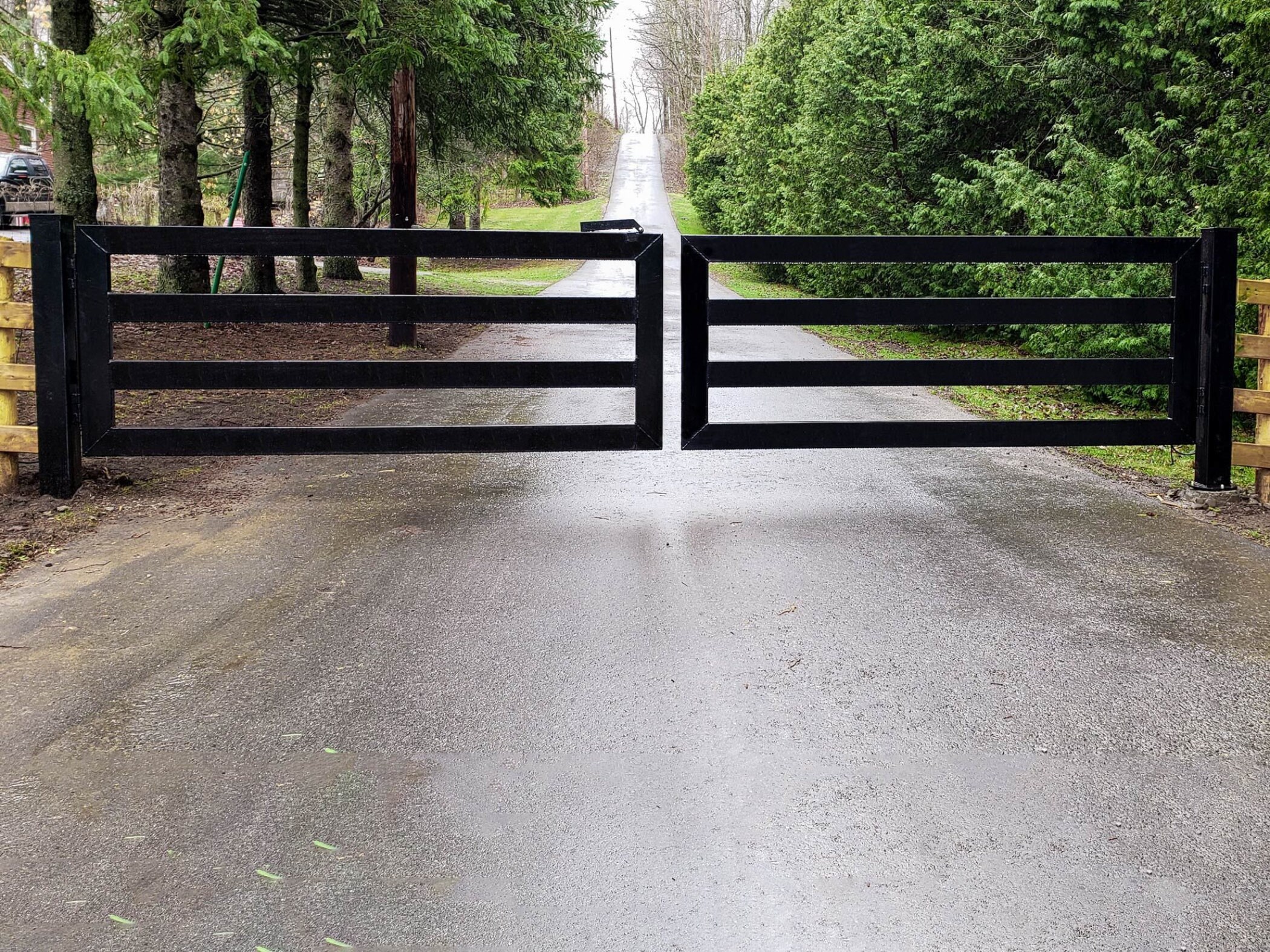 Stunning Metal Driveway Gate Pictures For Elegant Home Entrances Stunning Metal Driveway Gate Pictures For Elegant Home Entrances