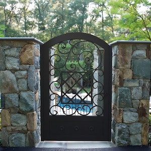 Portão de piscina de metal com design moderno e intrincado de rabiscos | Portão de jardim de ferro forjado de fabricação personalizada | Fabricado no Canadá – Modelo nº 342E