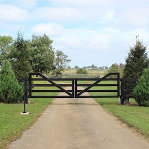 Gorgeous & Simple Metal Driveway Gate | Heavy Duty Entrance Gate| Made in Canada– Model # 855E